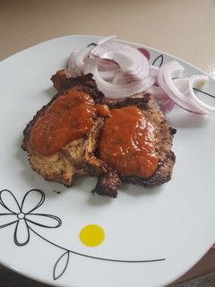 Una foto de Chuletas asadas con salsa barbacoa