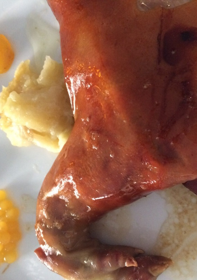 Una foto de Cochinillo navideño al horno