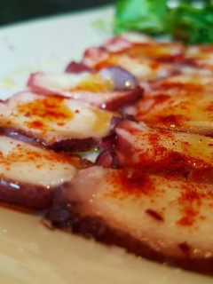 Una foto de Pulpo en carpaccio al pimentón de la Vera