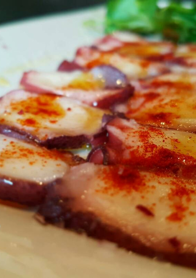 Una foto de Pulpo en carpaccio al pimentón de la Vera
