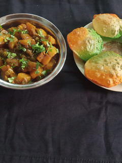 વટાણા બટાકા નું શાક (Vatana Bataka Shak Recipe In Gujarati) રેસીપી મુખ્ય ફોટો