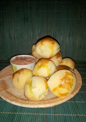 Una foto de Chipa con salsa de tomate y queso