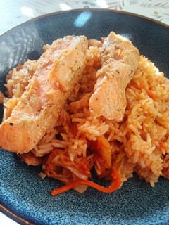 Una foto de Arroz frito con kimchi y salmón marinado a baja temperatura