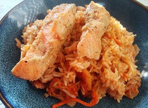 Una foto de Arroz frito con kimchi y salmón marinado a baja temperatura