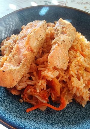 Una foto de Arroz frito con kimchi y salmón marinado a baja temperatura
