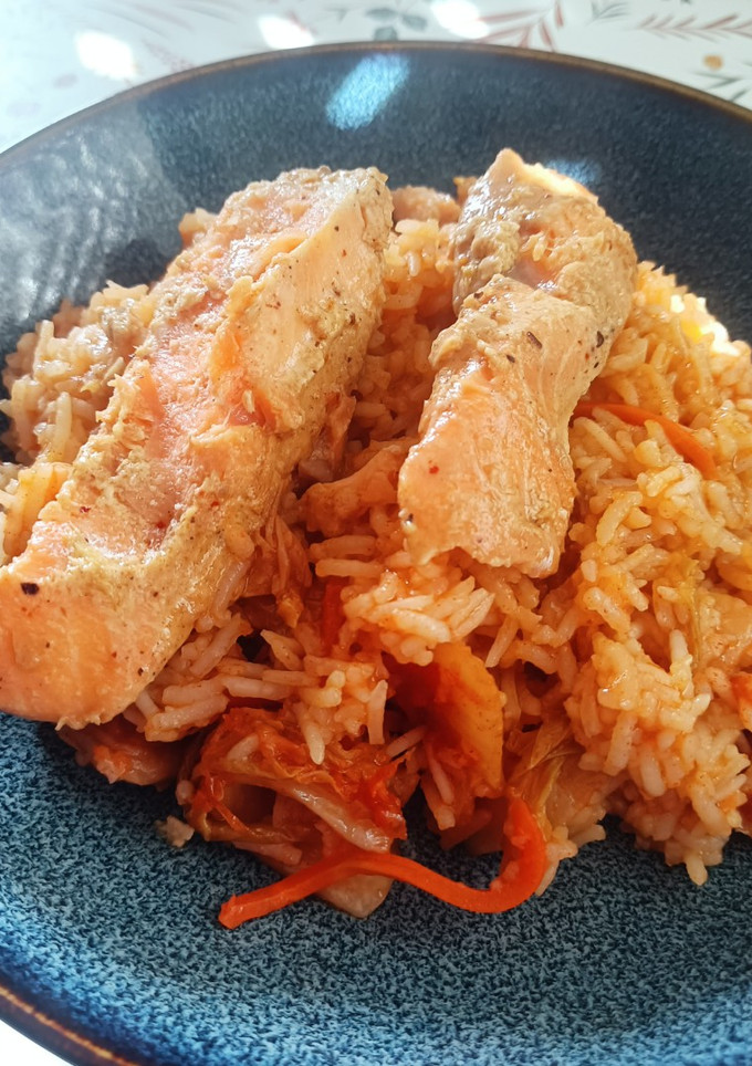 Una foto de Arroz frito con kimchi y salmón marinado a baja temperatura