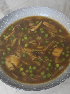 Una foto de Noodles de arroz con setas variadas y guisantes