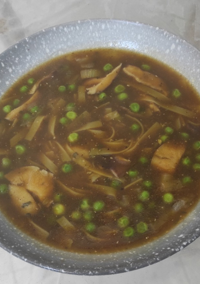 Una foto de Noodles de arroz con setas variadas y guisantes
