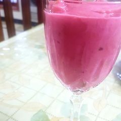 A picture of Strawberry lassi.