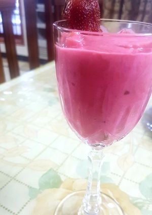 A picture of Strawberry lassi.
