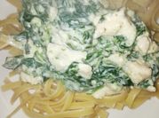 Una foto de fideos con crema