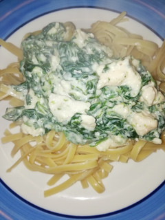 Una foto de Fetuccini con espinacas a la crema y pollo