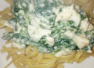 Una foto de Fetuccini con espinacas a la crema y pollo