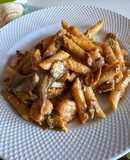 Pasta con gambas, setas y pesto rojo