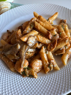Una foto de Pasta con gambas, setas y pesto rojo
