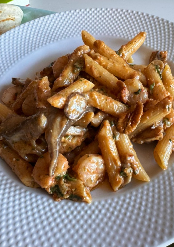 Una foto de Pasta con gambas, setas y pesto rojo