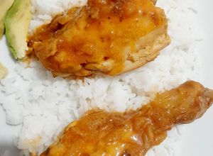 Una foto de Pollo a la mostaza y algo más
