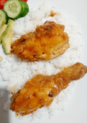 Una foto de Pollo a la mostaza y algo más