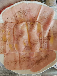 Una foto de Jamón dulce regado con aceite de oliva y pimienta negra
