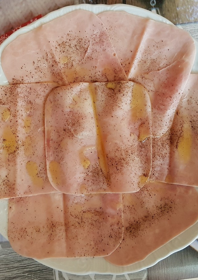Una foto de Jamón dulce regado con aceite de oliva y pimienta negra