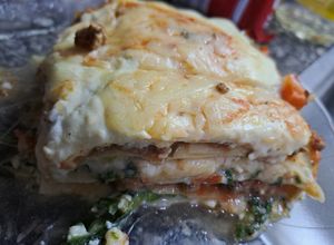 Una foto de Lasagna mixta de carne y espinacas