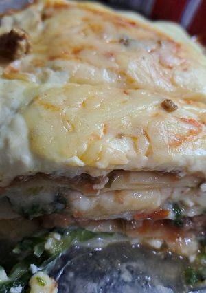 Una foto de Lasagna mixta de carne y espinacas