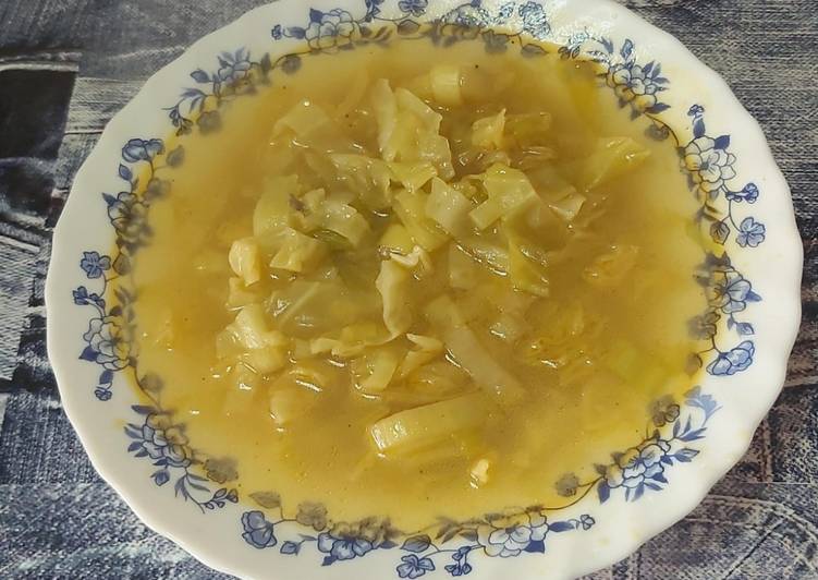 Sopa de puerro y berza o col