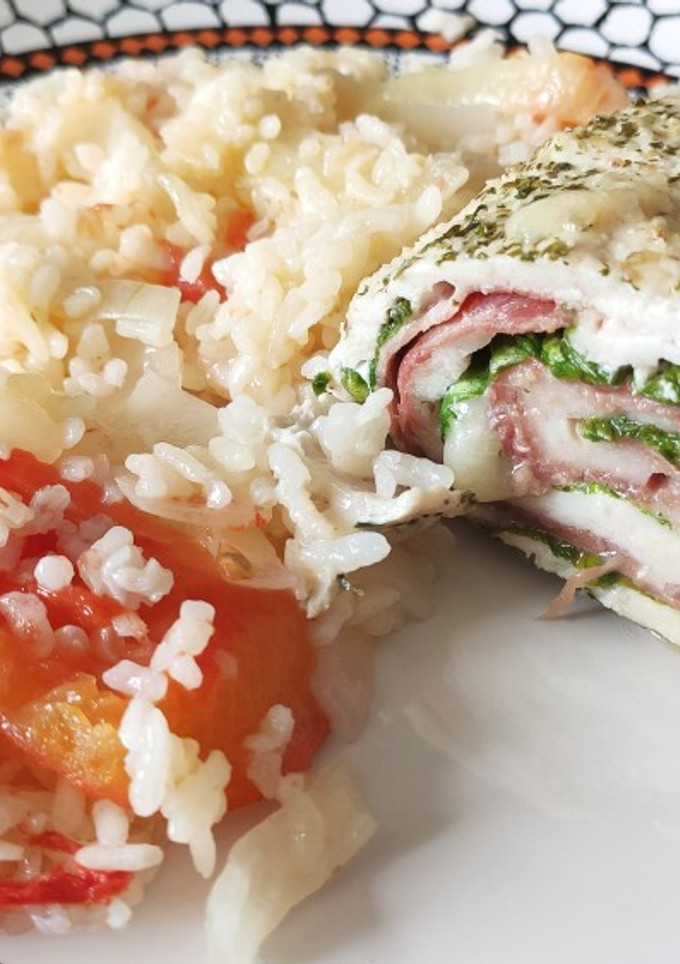 Una foto de Rollo de pollo con jamón y queso 🥪🍗🥓🧀