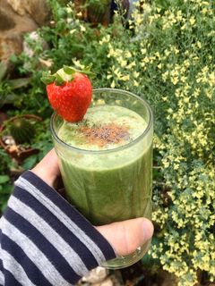 Una foto de Batido de apio con plátano, limón, avellana y canela