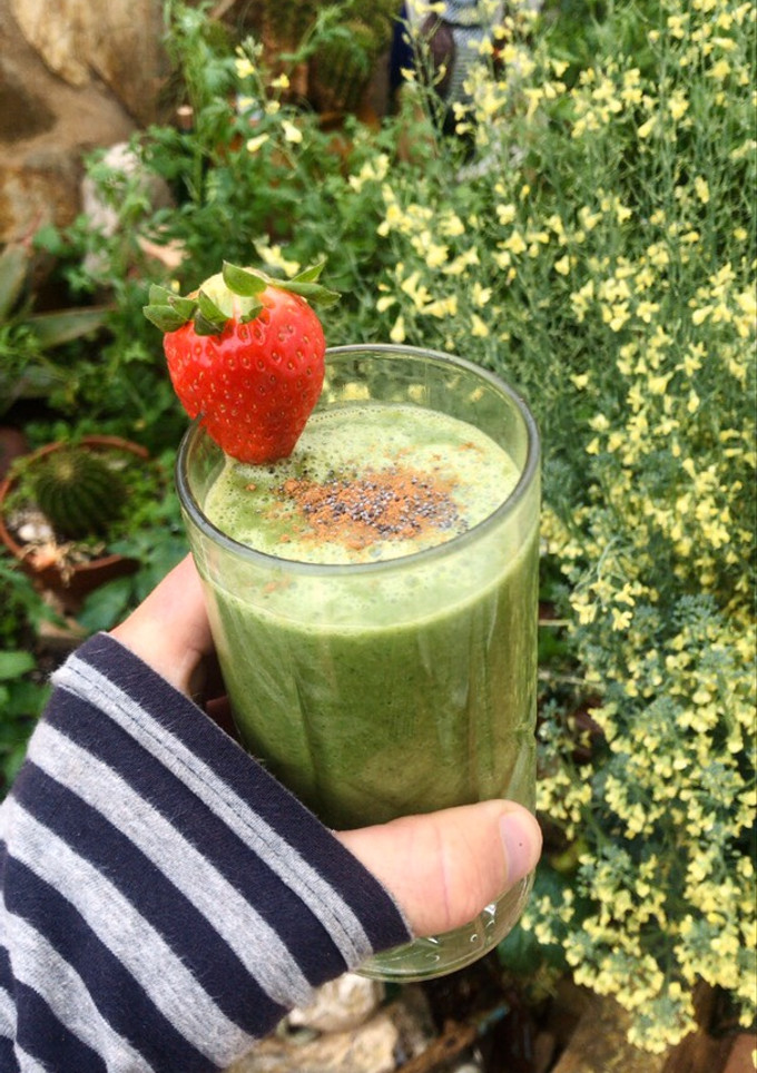 Una foto de Batido de apio con plátano, limón, avellana y canela