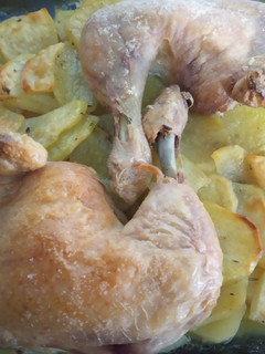 Una foto de Pollo al horno con patatas panaderas