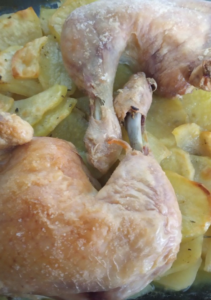 Una foto de Pollo al horno con patatas panaderas