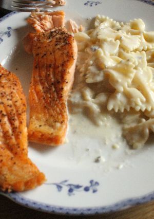 Una foto de Miercolizado de: salmón y roqueforteado y del moño