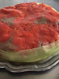 Une photo de Tartare de melon tomates concombre feta et saumon fumé façon gâteau