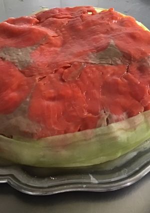 Une photo de Tartare de melon tomates concombre feta et saumon fumé façon gâteau