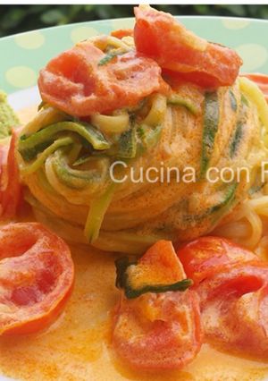 Foto di Spaghetti di zucchine con crema di ciliegino