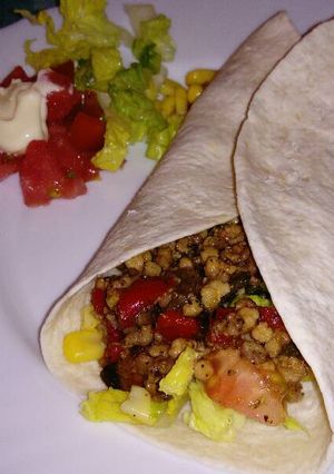 Foto principal de Rollitos de maíz rellenos, acompañados de picada de hortalizas