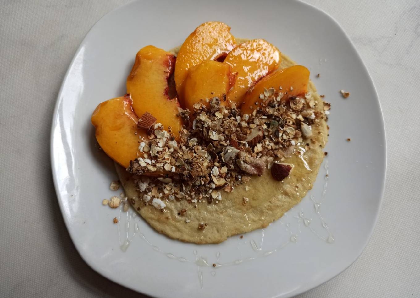 Crepes y duraznos para desayunar