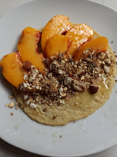 Una foto de Crepes y duraznos para desayunar