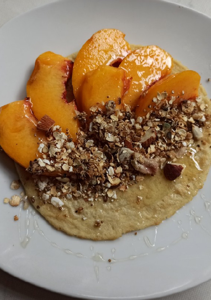 Una foto de Crepes y duraznos para desayunar