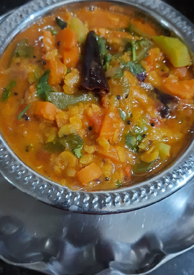 அவரைக்காய் கேரட் சாம்பார்(avaraikkai carrot sambar recipe in tamil) செய்முறை முக்கிய புகைப்படம்