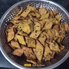 A picture of Methi Namak Pare.