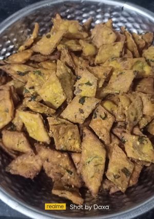 A picture of Methi Namak Pare.