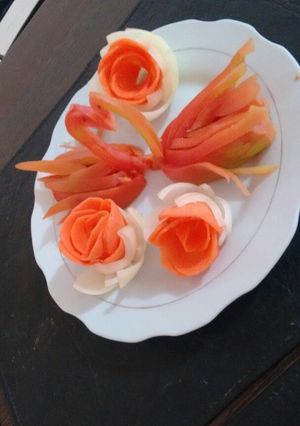Una foto de Carne con ensalada romántica