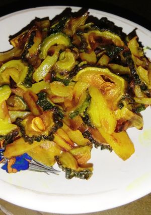 উচ্ছে আলু পিঁয়াজ ভাজা(Uchche aloo piyaj bhaja recipe in Bengali) রেসিপির প্রধান ছবি