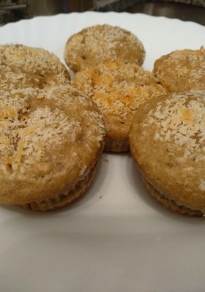 Una foto de Muffins livianos de banana, manteca de maní y café