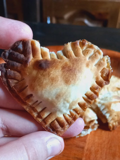 Una foto de 💕Corazones rellenos💕 (con Tapas de Empanadas)