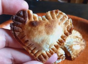 Una foto de 💕Corazones rellenos💕 (con Tapas de Empanadas)
