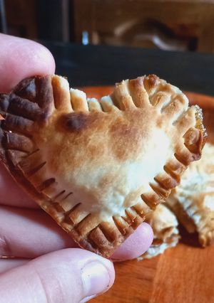 Una foto de 💕Corazones rellenos💕 (con Tapas de Empanadas)