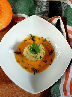 Foto di Canederli di spinaci su vellutata di zucca ed erba cipollina